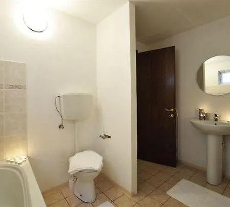 Semesterbostad Sleeps 7 Mezzegra