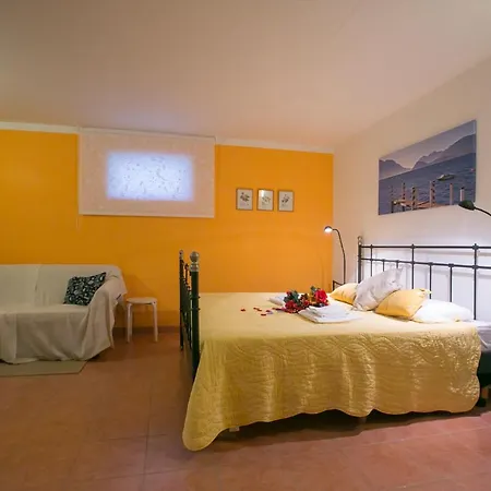 Semesterbostad Sleeps 7 Mezzegra